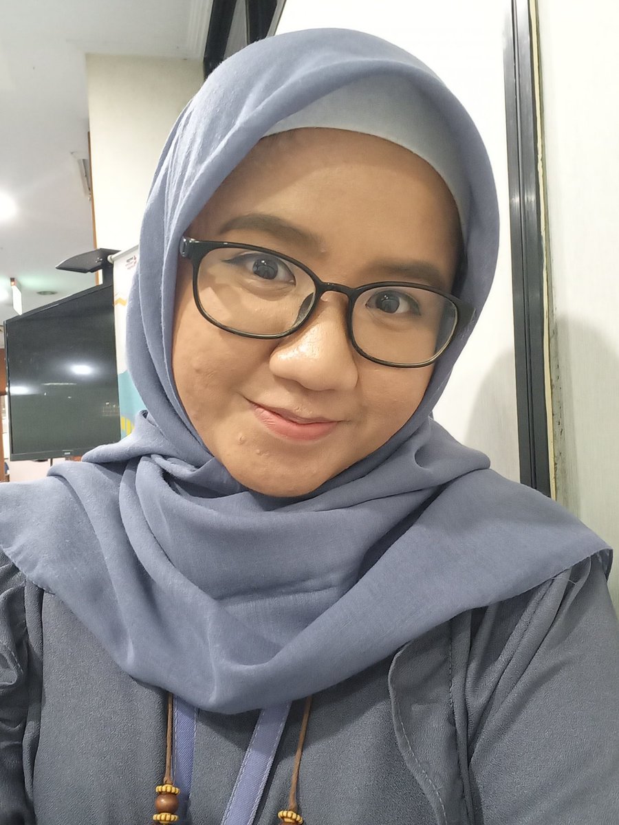 Kalo hari Jumat gue demen foto soalnya pake baju bebas wkwkkwwk