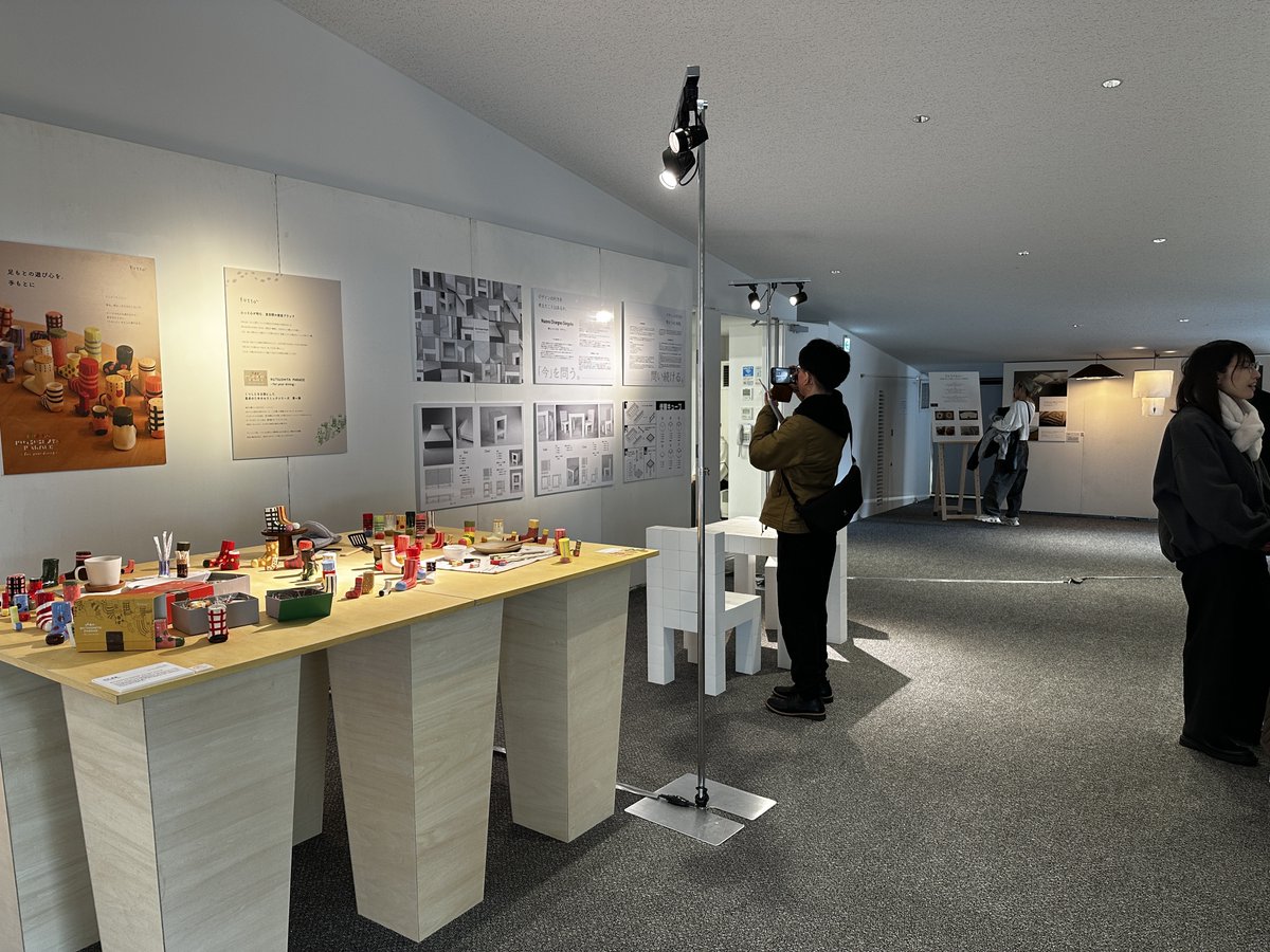 seika_sekai's tweet photo. 明窓館4階ではデザイン学部ライフクリエイションコースの作品が展示されています。暮らしを豊かにするものの制作に取り組み、商品の企画からパッケージデザイン、素材の新たな活用方法などを提案しています。きっと気になるアイテムが見つかるはず。ぜひごゆっくりご覧ください。 https://t.co/bsmKUCxIKF