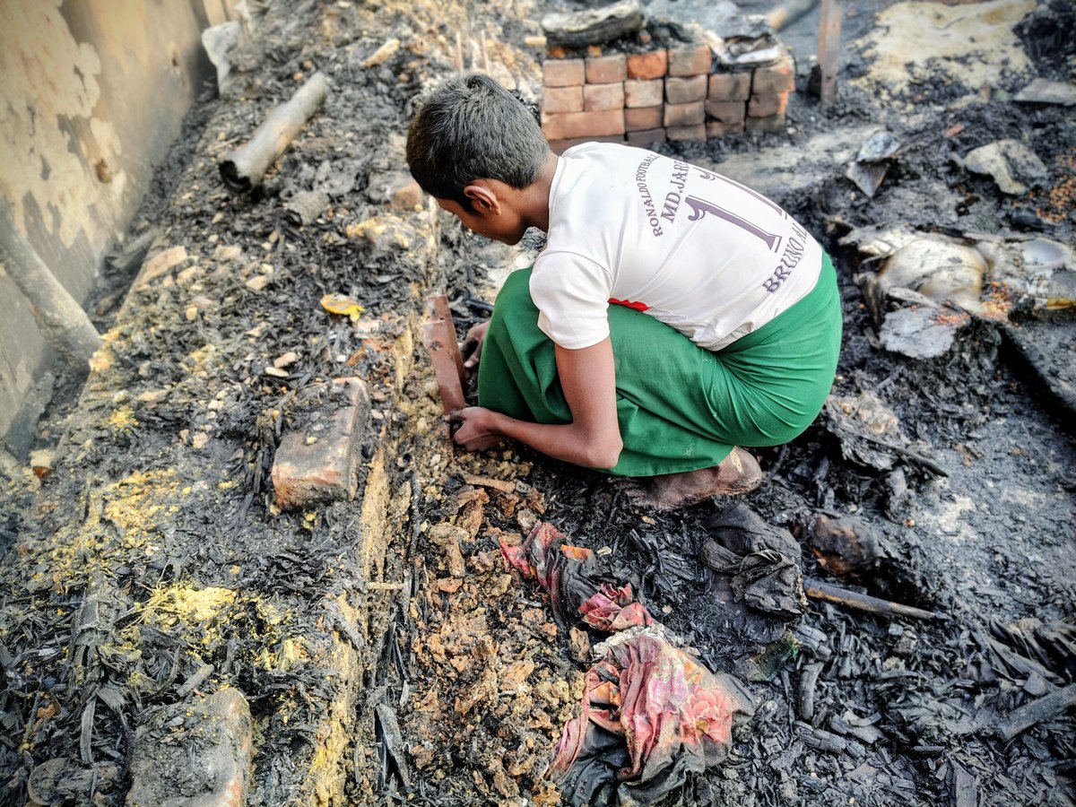 RoAnisHlaMyint's tweet photo. In Camp 11, approximately 22 families were left homeless after a devastating fire burned down all of their belongings.
#Balukhali2 #Camp11
#Photography #Documentary
#HandTogether #FireIncident #RestoreLife
@RoAnisHlaMyint https://t.co/wBbqBErmvd