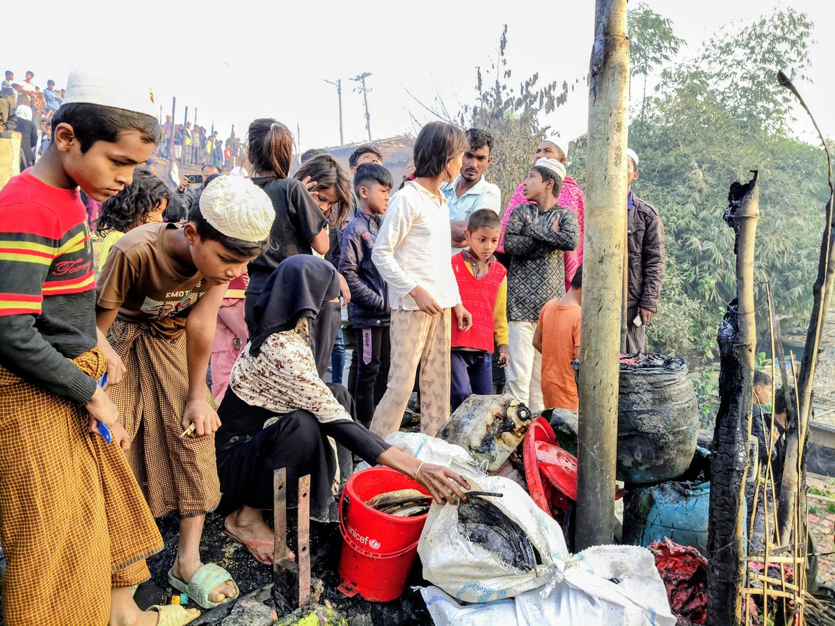 RoAnisHlaMyint's tweet photo. In Camp 11, approximately 22 families were left homeless after a devastating fire burned down all of their belongings.
#Balukhali2 #Camp11
#Photography #Documentary
#HandTogether #FireIncident #RestoreLife
@RoAnisHlaMyint https://t.co/wBbqBErmvd