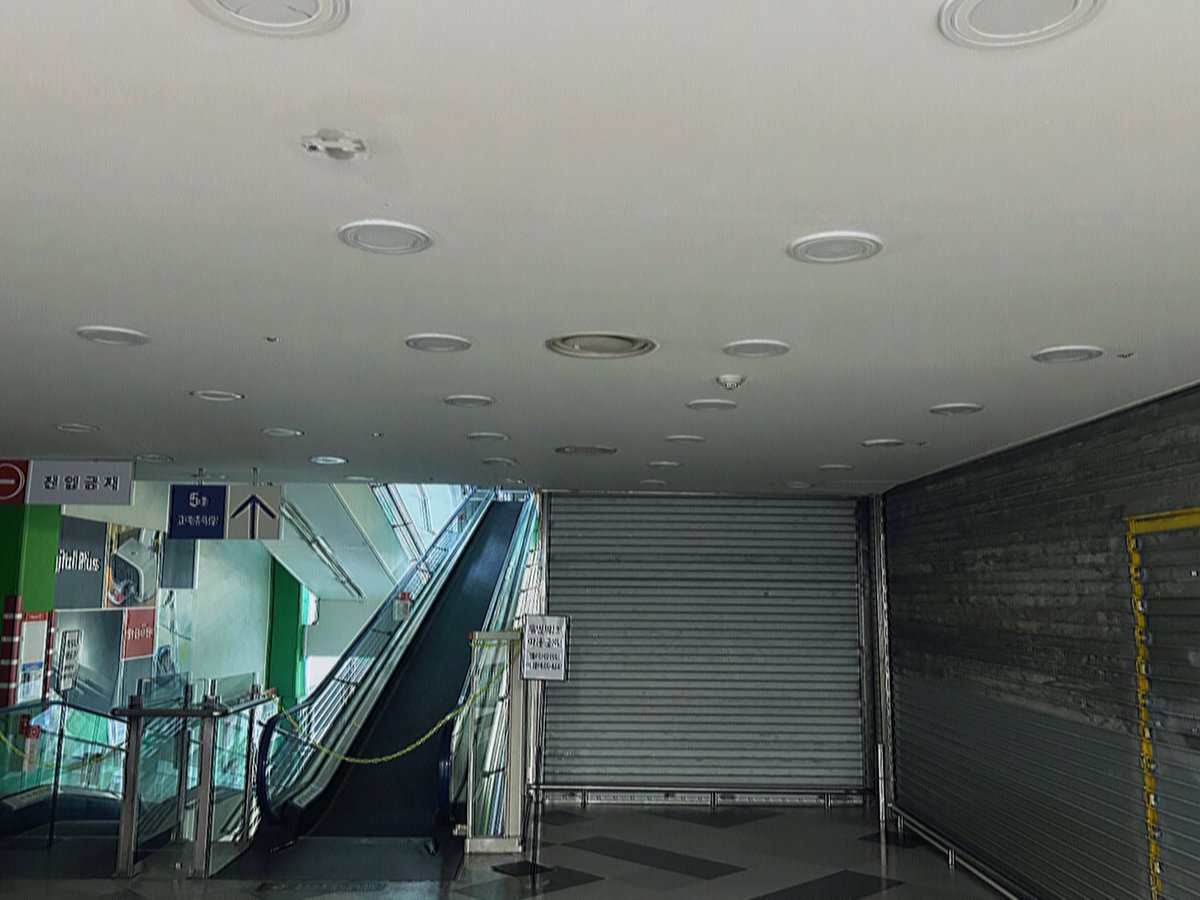 HighSunLight_GY's tweet photo. 일산 홈플러스가 이젠 전부 철수되어서 엄청 백룸같은 분위기가 되어버렸어... https://t.co/NLDUSlbpZz