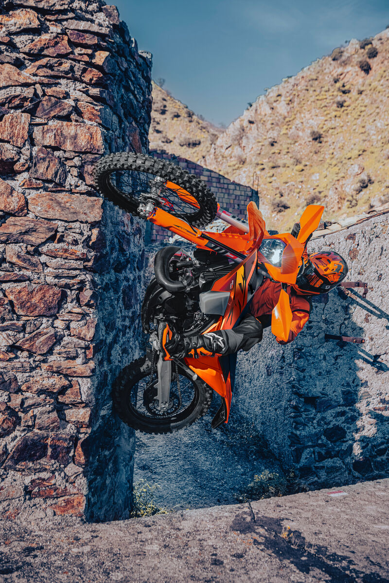 ktm_japan's tweet image. 【JNCC R1 サザンハリケーン大阪】
今週末2/14-15（土日）は試乗車として KTM 250 XC‑W / KTM 250 EXC‑F をお持ちします！

あなたは、2st / 4st どっちを選ぶ？

試乗無料で、誰でも参加OKです。

当日、KTMテントへお気軽にお越しください！
#KTM #JNCC #Enduro #250XCW #250EXCF