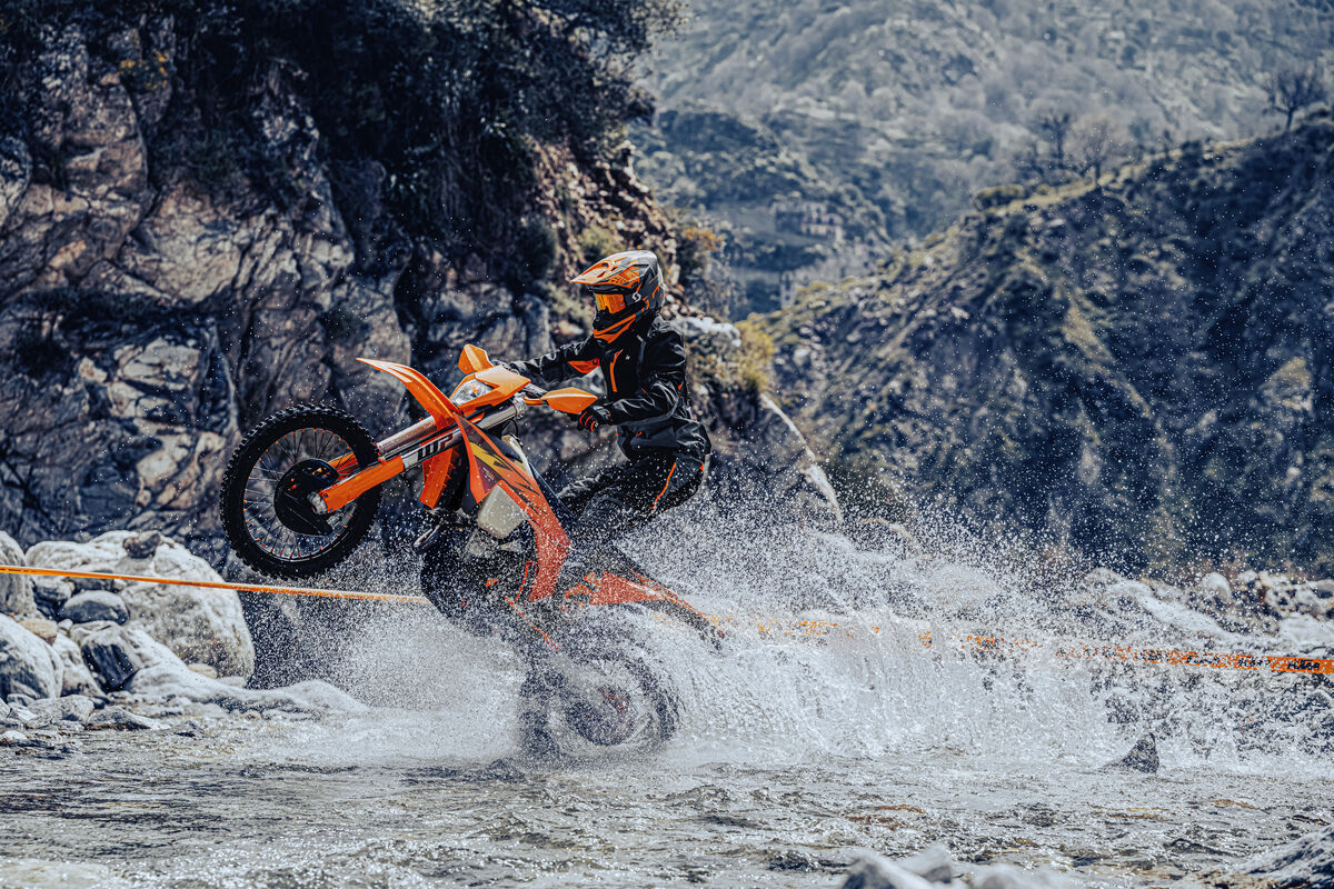 ktm_japan's tweet image. 【JNCC R1 サザンハリケーン大阪】
今週末2/14-15（土日）は試乗車として KTM 250 XC‑W / KTM 250 EXC‑F をお持ちします！

あなたは、2st / 4st どっちを選ぶ？

試乗無料で、誰でも参加OKです。

当日、KTMテントへお気軽にお越しください！
#KTM #JNCC #Enduro #250XCW #250EXCF