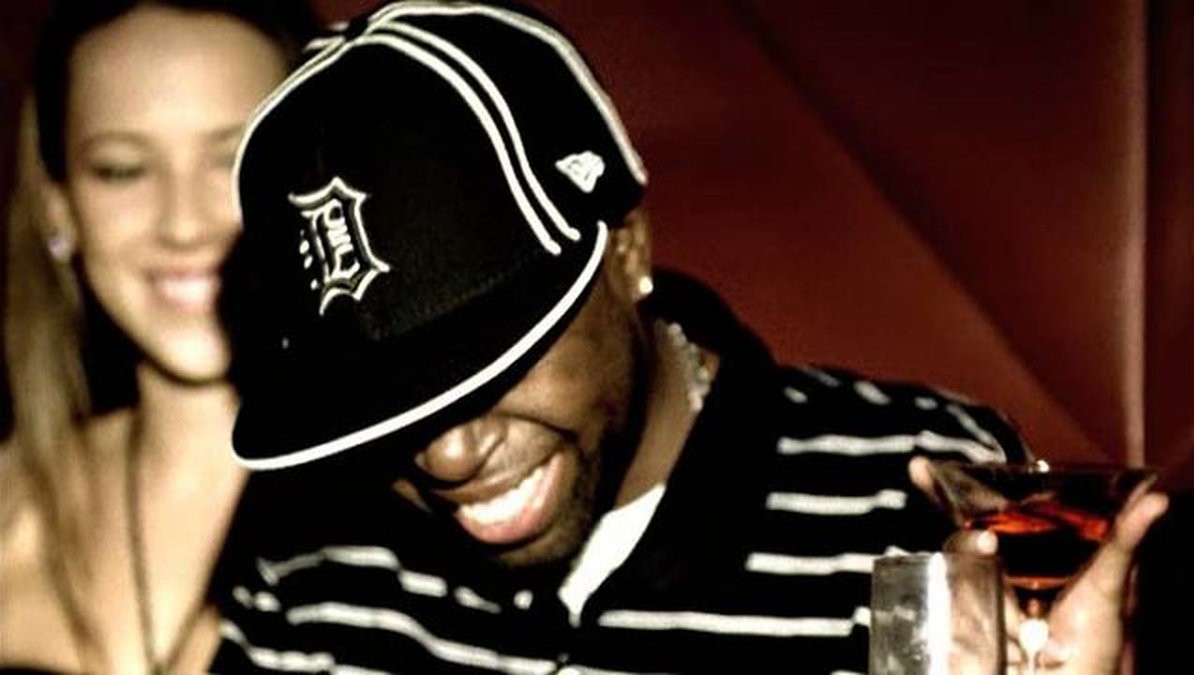 necogata01's tweet photo. J DillaとBattlecat

J Dilla はデトロイト出身のプロデューサーですが、LAのミュージシャン Terrace Martin によると、90年代、彼の周りの多くのプロデューサーがDillaのサウンドに強く惹かれていたそうで、その一人が西海岸G-funkを代表するプロデューサー Battlecat でした。

Terrace Martinの証言によれば、Battlecatの愛車にはいつもDillaのCDが入っていて、迎えに来るたびに「これ聴けよ」と爆音で流しながら、身体を揺らして楽しんでいたといいます。

ただ、影響は一方向ではありませんでした。
ある時、Terrace MartinがDillaのインタビューを読んでいて、DillaがLAのラッパー Domino の1stアルバムに強い影響を受けていたことを知ります。
このアルバムを全面プロデュースしていたのが、ほかでもないBattlecatでした。
両者は、地域こそ違えど、同じグルーヴ感覚を共有しながら自然に共鳴していたのです。

そんなBattlecatは、2024年にDillaの生誕50周年を記念したトリビュートコンサート「DILLA JAZZ」のキュレーターを務めました。
その際のインタビューでは、MPC3000やMoogといった共通の機材について語っています。さらにDillaの生家を訪れ、彼の部屋に残された機材やレコードを前に思わず涙したことも明かしています。

個人的に、デトロイト（ミシガン）とLA（西海岸）の関係性はとても興味深いものがあって、一見すると遠く離れたシーンなのに、なぜ近いグルーヴを感じるのだろうと思ってきました。
Dillaの“後ろに引きずる”ようなスウィングと、G-funkのレイドバックしたグルーヴ。
どちらもP-Funkやモータウン由来の、低重心で粘りのあるファンクの系譜にその秘密があるのかもしれません。

かつての Dr. Dre と Eminem の関係に始まり、こうしたデトロイトとLAのつながりは、現在でも Payroll Giovanni × Cardo、Boldy James × The Alchemist のようなコラボレーションへと自然に受け継がれています。