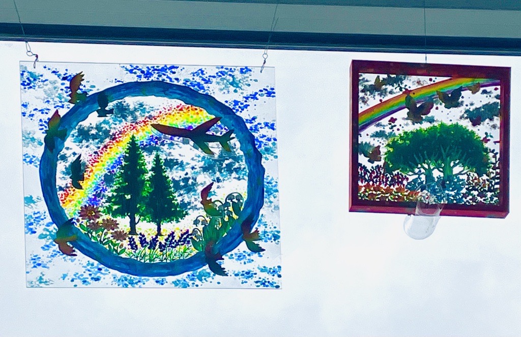 hap_chitose's tweet photo. 🌈国際線搭乗待合室にアートが出現🌈旭川市在住～にじいろ絵描き～てじまともこさんの作品を71ゲート付近に期間限定展示🎵立体作品は影までも美しく見る人を魅了します✨新千歳空港をモチーフに制作された作品です。観られる人が限定されちゃいますが是非ご覧ください🥰　https://t.co/1Q77JhRTIt https://t.co/KQxJcO4YTl