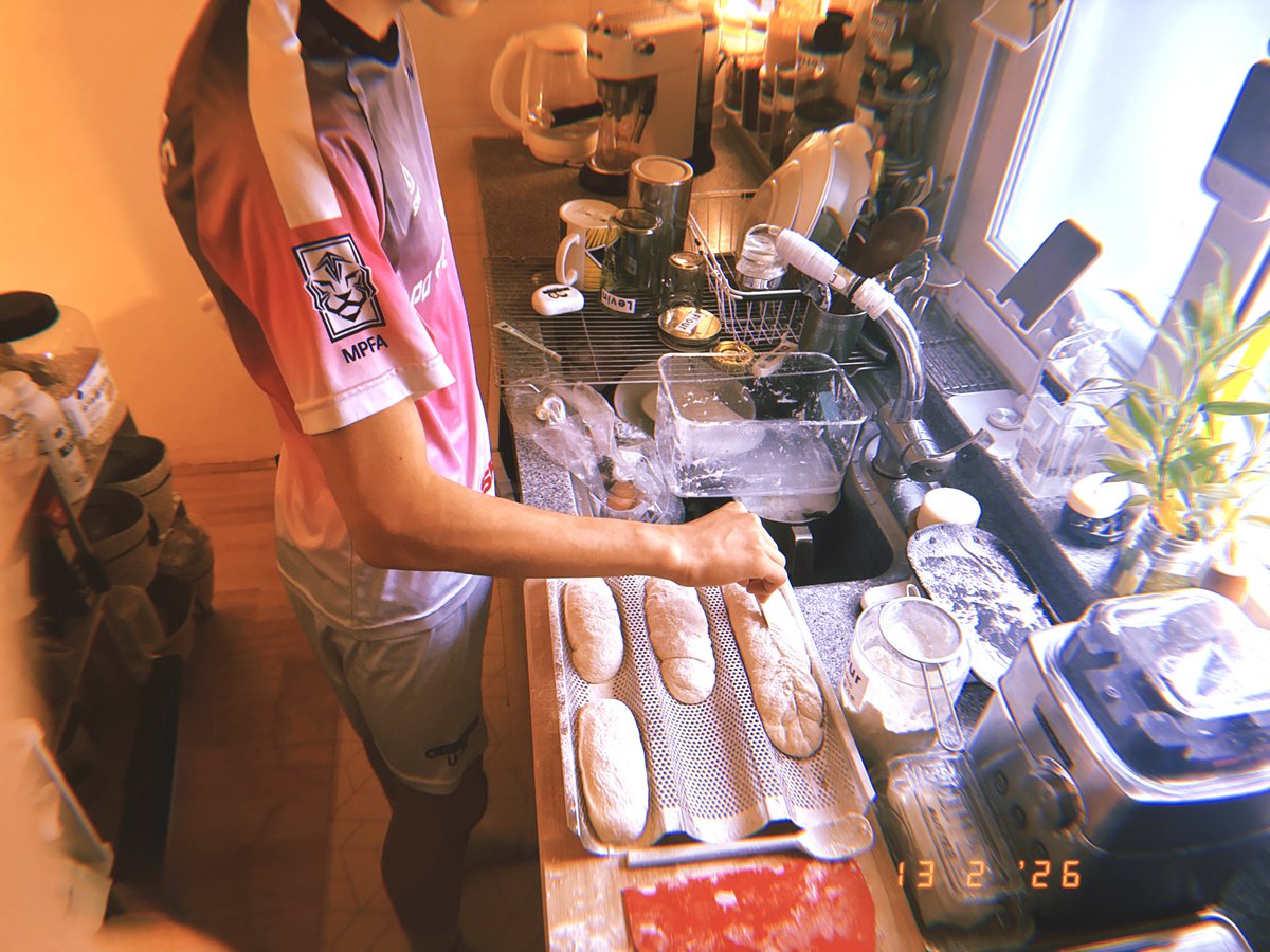 drewstar___'s tweet photo. 솩쌤 가시자 마자 오븐에 들어가기 직 전 바게트에 쿠프 넣어준 청소년 땡큐✨🗡️🥖 더블에스프레소 눌러준 영국 사람도 cheers ☕️#coffeeoclock #Sunny6 #F13Jan2026 https://t.co/g3W4RiDvvI