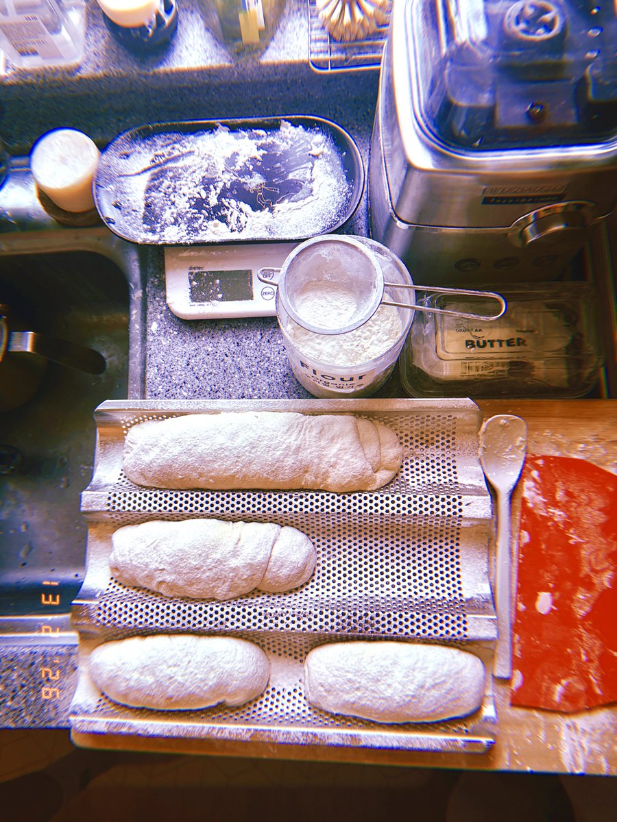 drewstar___'s tweet photo. 솩쌤 가시자 마자 오븐에 들어가기 직 전 바게트에 쿠프 넣어준 청소년 땡큐✨🗡️🥖 더블에스프레소 눌러준 영국 사람도 cheers ☕️#coffeeoclock #Sunny6 #F13Jan2026 https://t.co/g3W4RiDvvI