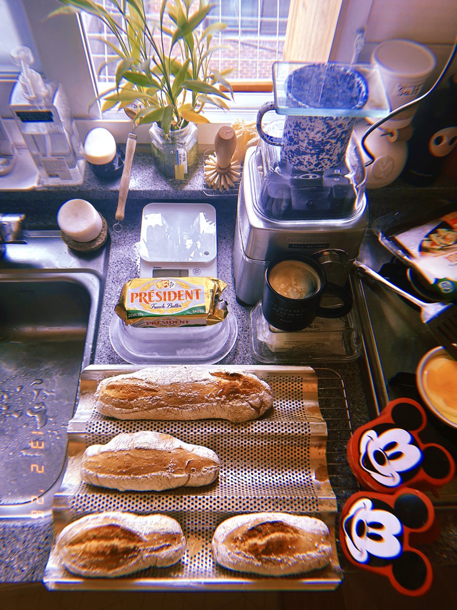 drewstar___'s tweet photo. 솩쌤 가시자 마자 오븐에 들어가기 직 전 바게트에 쿠프 넣어준 청소년 땡큐✨🗡️🥖 더블에스프레소 눌러준 영국 사람도 cheers ☕️#coffeeoclock #Sunny6 #F13Jan2026 https://t.co/g3W4RiDvvI