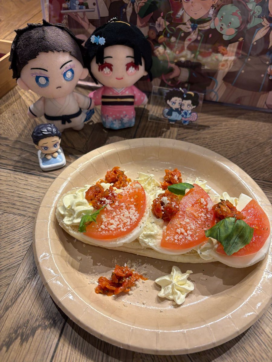 daizylapi's tweet image. 義勇さんバースデー期間とVD&amp;amp;WDイベントが重なる時期にFF様にお誘いいただき、カフェ参戦できました。
ありがとうございます♪
ドリンクコースターはFF様に義勇さんと交換していただき天元様ゲット。
ドリンク甘過ぎなので後期は変わって欲しい。
義勇さんBDランチョンが笑顔なのがちょっとウケた(笑)