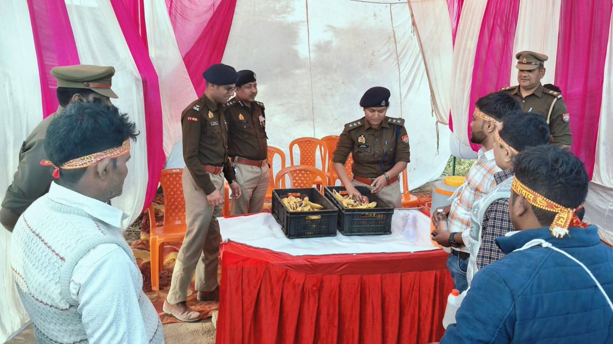 #Unnao के सफीपुर क्षेत्र में महाशिवरात्रि पर एसएसपी जयप्रकाश सिंह, एएसपी संचित शर्मा व सीओ सोनम सिंह ने कस्बा परियर में कांवड़ यात्रियों का स्वागत किया। जलपान व फल वितरित कर सुरक्षित व सुगम यात्रा की शुभकामनाएं देते हुए श्रद्धालुओं को रवाना किया गया