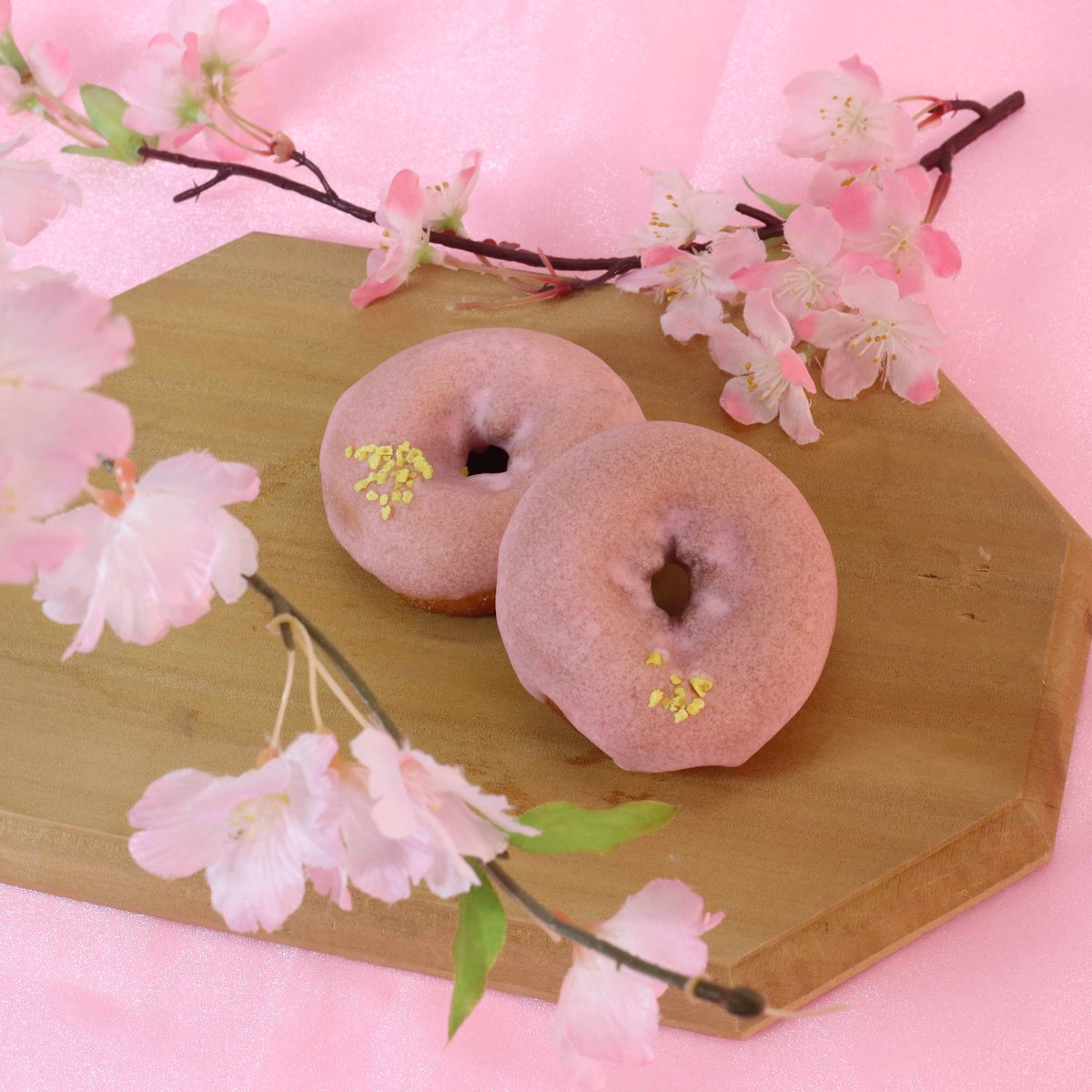 「ペコちゃんmilkyドーナツ」にて
2/16（月）より季節限定フレーバーが
発売😋

🍩milkyドーナツ（さくら）
milkyドーナツの表面をさくら風味のグレーズで仕上げたよ🌸
さらに菜の花の色味をイメージした、
バター風味のクランチをトッピング✨

ペコが作った夢のドーナツ屋さんにぜひ遊びに来てね♪