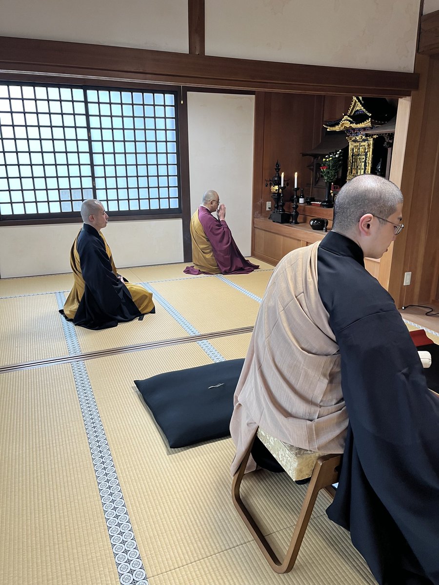 kansenjiimagawa's tweet photo. 初午（二の午）
2026.2.11.
本日は初午（観泉寺では節分後の午の日に行います）
⁡観泉寺にある3柱のお稲荷さんの前でお経をあげました。⁡⁡般若心経・観世音菩薩普門品偈・消災呪

御供物は油揚げ・御赤飯・日本酒です!

⁡観音堂にいらっしゃるお稲荷さんは以前境内にありました秋葉堂に安置されておりました。⁡⁡

⁡3枚目のお稲荷さんは桃井・原っぱ公園にありました。第二駐車場の隣にいらっしゃいます。

⁡4枚目の写真に写っているお稲荷さんは井荻にあったお稲荷さん。⁡中央大学杉並高等学校の隣にいらっしゃいます。

#初午
#お稲荷さん
#稲荷
#初午の日
#観泉寺　
#観音堂
#観泉寺観音堂
#桃井
#桃井原っぱ公園
#中央大学杉並高等学校
#井荻
#油揚げ
#御赤飯
#日本酒
#般若心経
#観世音菩薩普門品偈
#普門品偈
#世尊偈
#消災呪