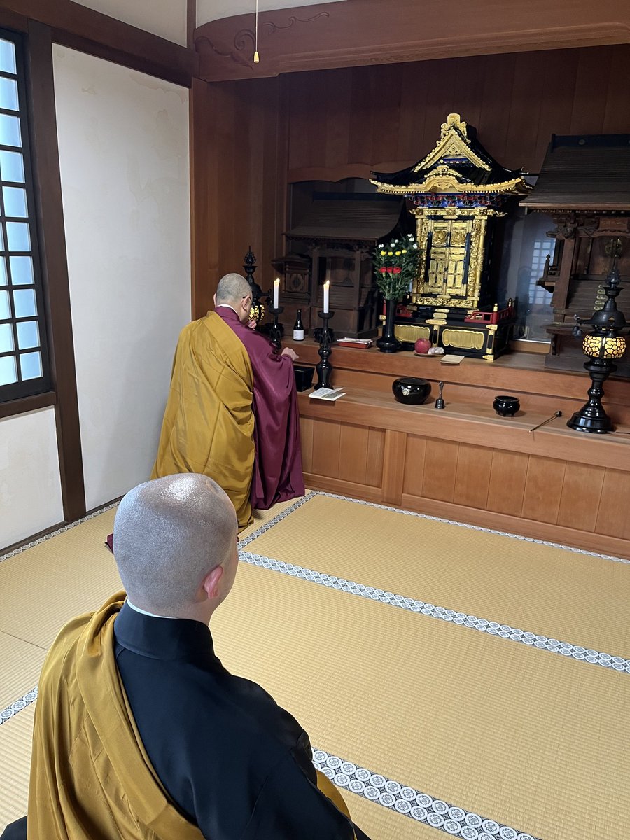 kansenjiimagawa's tweet photo. 初午（二の午）
2026.2.11.
本日は初午（観泉寺では節分後の午の日に行います）
⁡観泉寺にある3柱のお稲荷さんの前でお経をあげました。⁡⁡般若心経・観世音菩薩普門品偈・消災呪

御供物は油揚げ・御赤飯・日本酒です!

⁡観音堂にいらっしゃるお稲荷さんは以前境内にありました秋葉堂に安置されておりました。⁡⁡

⁡3枚目のお稲荷さんは桃井・原っぱ公園にありました。第二駐車場の隣にいらっしゃいます。

⁡4枚目の写真に写っているお稲荷さんは井荻にあったお稲荷さん。⁡中央大学杉並高等学校の隣にいらっしゃいます。

#初午
#お稲荷さん
#稲荷
#初午の日
#観泉寺　
#観音堂
#観泉寺観音堂
#桃井
#桃井原っぱ公園
#中央大学杉並高等学校
#井荻
#油揚げ
#御赤飯
#日本酒
#般若心経
#観世音菩薩普門品偈
#普門品偈
#世尊偈
#消災呪