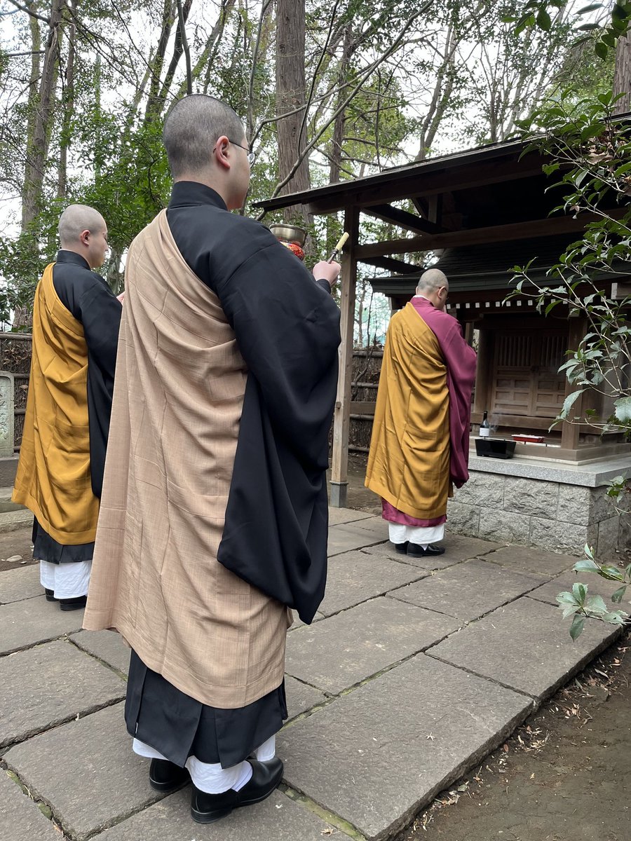 kansenjiimagawa's tweet photo. 初午（二の午）
2026.2.11.
本日は初午（観泉寺では節分後の午の日に行います）
⁡観泉寺にある3柱のお稲荷さんの前でお経をあげました。⁡⁡般若心経・観世音菩薩普門品偈・消災呪

御供物は油揚げ・御赤飯・日本酒です!

⁡観音堂にいらっしゃるお稲荷さんは以前境内にありました秋葉堂に安置されておりました。⁡⁡

⁡3枚目のお稲荷さんは桃井・原っぱ公園にありました。第二駐車場の隣にいらっしゃいます。

⁡4枚目の写真に写っているお稲荷さんは井荻にあったお稲荷さん。⁡中央大学杉並高等学校の隣にいらっしゃいます。

#初午
#お稲荷さん
#稲荷
#初午の日
#観泉寺　
#観音堂
#観泉寺観音堂
#桃井
#桃井原っぱ公園
#中央大学杉並高等学校
#井荻
#油揚げ
#御赤飯
#日本酒
#般若心経
#観世音菩薩普門品偈
#普門品偈
#世尊偈
#消災呪