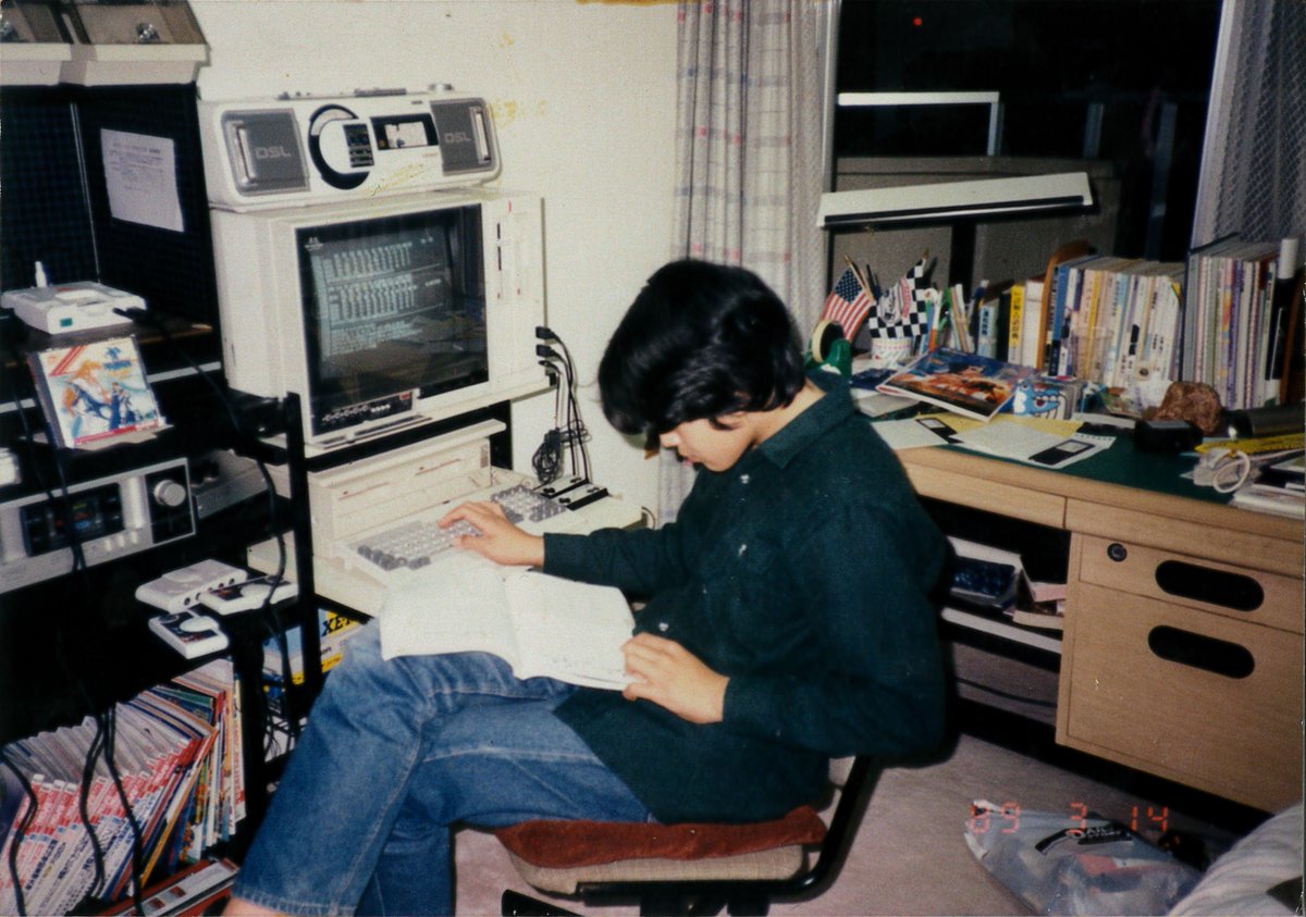 hiropapa00's tweet image. 昨日のX1G使っていた頃の写真、もう一枚あったので掲載。ベーマガに掲載されたVGMプログラムの打ち込みをやってるところみたいです。