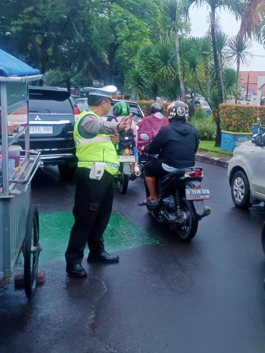 Personel Lantas Polsek Tangerang melaksanakan pengaturan lalu lintas pagi di Jl. TMP Taruna, Sukaasih. Kehadiran petugas di lapangan merupakan wujud pelayanan Polri kepada masyarakat, guna memastikan arus lalu lintas tetap aman dan lancar di jam sibuk pagi hari.