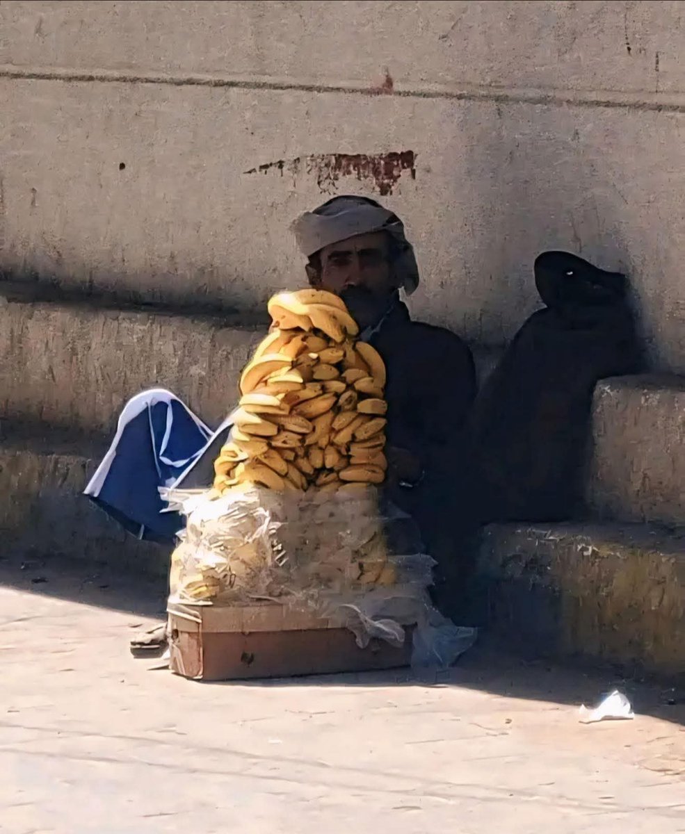 اجبرو بخاطره 

ذهب وتسلف فلوس، مش عشان يكبر تجارته، أنما سار يشترى بها كرتون موز
عشان يبيعه ويكسب منه الف أو الفين ريال مصروف لعياله وبناته🥹 
من الصباح مااحد اشترى منه شي! 
الصوره ابلغ من الكلام 😔
رجل شريف اختار يبيع بكرامة
ولاتمتد يده للغير.
ادعموه واجبروا بخاطر واشتروا من هذا