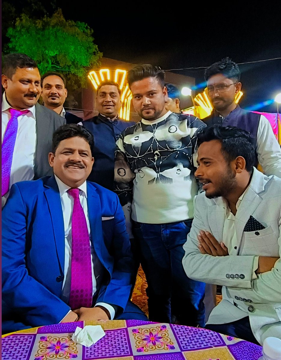 journalistadeeb's tweet photo. सादा जीवन, उच्च विचार.
@bstvlive के एडिटर इन चीफ आदरणीय बृजेश मिश्रा सर का हमारे बीच आना किसी सम्मान से कम नहीं। सादगी ही आपका सबसे बड़ा गहना है। पत्रकारिता क्षेत्र से जुड़े विभिन्न मुद्दों पर मार्गदर्शन के लिए आभार सर.
@brajeshlive #Purwa #Unnao #UttarPradesh #Moments #lucknow https://t.co/JCMVy9DMZc
