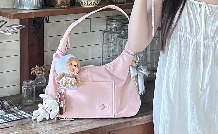 แล้วตอนนี้แบรนด์ไทยกำลังแข่งกันออกกระเป๋าสีชมพู น่ารักอะ т⩊т 🤏🏻💘🪽