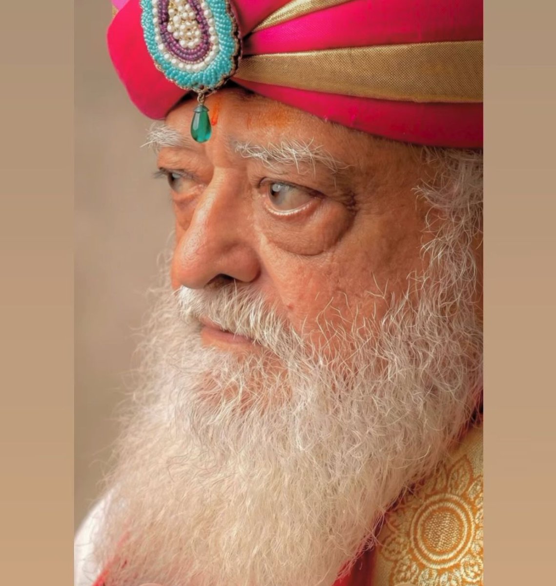 माता-पिता का हृदय सचमुच ईश्वर का निवास है।
जब संतानों की दृष्टि में माँ-पिता केवल संबंध नहीं, बल्कि भगवत् स्वरूप बन जाते हैं, तब घर ही तीर्थ बन जाता है।
#SantShriAsharamjiBapu