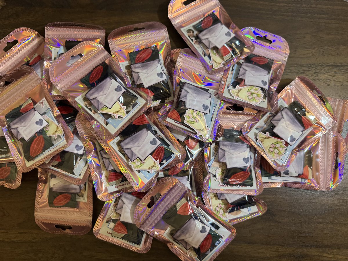 yeonjayke's tweet photo. ₊✩‧₊ freebies for #TXTinKL #ACT_TOMORROW_in_KL 

⟡ beryl’s and txt stickers
⟡ 30 pcs only 
⟡ just say hii ⭐️ https://t.co/NKt9dtFGNu