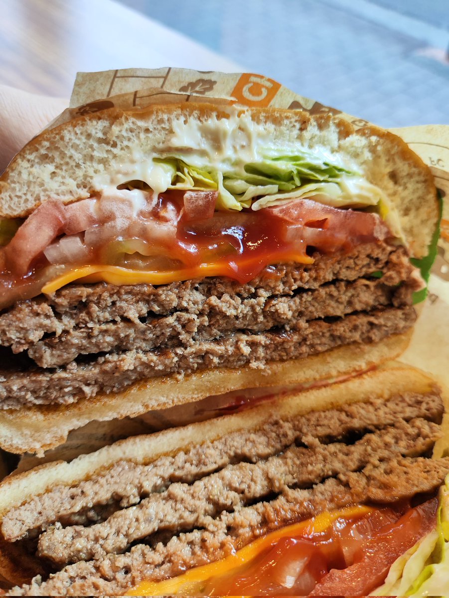 プレミアムフライデーバーガーキングキングアッ！(プレミアムフライデーにバーガーキングを食べてバーガー王になるときの掛け声)
なんかクーポンをもらったのでよく分からないデカいバーガーを食べる！やっぱバーキンといえばデカいバーガーですよね。半分に切れてて食べやすい！
美味い、また来るぜ！