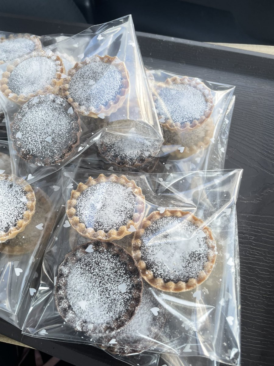 早起きしたのに朝からラッピングして遅刻寸前

このくそでか邪魔な箱は誰かさんにプレゼント送るのに車に積んできた🎁