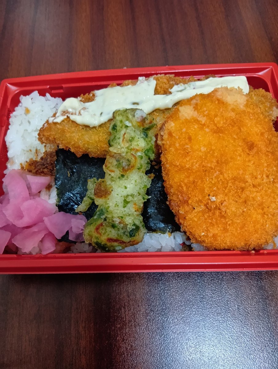 少し遠いけど、すごく気に入っているスーパーまで行ったので、お昼はのり弁を！

清く正しくのり弁って感じが良いですよね〜

特にコロッケがめちゃ美味しい👍
これで300円しないのも嬉しいです。