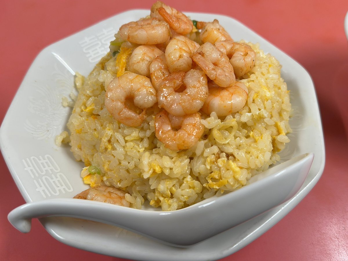 このビジュアルがSNSでウケてバズりまくって行列店になった街中華に久しぶりにきた。以前の店主だった爺さんはチャーハンを作り過ぎて腱鞘炎になり引退して子が後を継いでいた。代替わりして前より美味しくなってる。