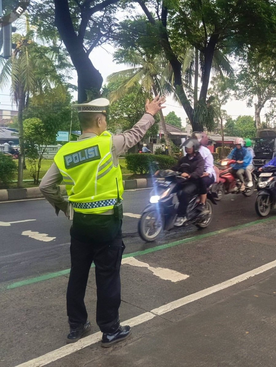 Personel Lantas Polsek Tangerang melaksanakan pengaturan lalu lintas pagi di Jl. TMP Taruna, Sukaasih. Kehadiran petugas di lapangan merupakan wujud pelayanan Polri kepada masyarakat, guna memastikan arus lalu lintas tetap aman dan lancar di jam sibuk pagi hari.