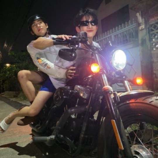 holy_progresss's tweet photo. กรี๊ดเราตกเรือ แต่โปรเกรสไม่ตกรถฮ��เล่แน่นอนมีคนซ้อนหลังจับให้ขนาดนี้ 🥹💙💚

. . . . . . . . . . . . . . . . . . . . . . . .

(ไม่ได้ขับจริง กลัวล้ม)
#ProgressPassawish #แอลม่อนโปรเกรส
#AlmondProgress #PSPW #ด้อมภภ https://t.co/D37OBTWGt9