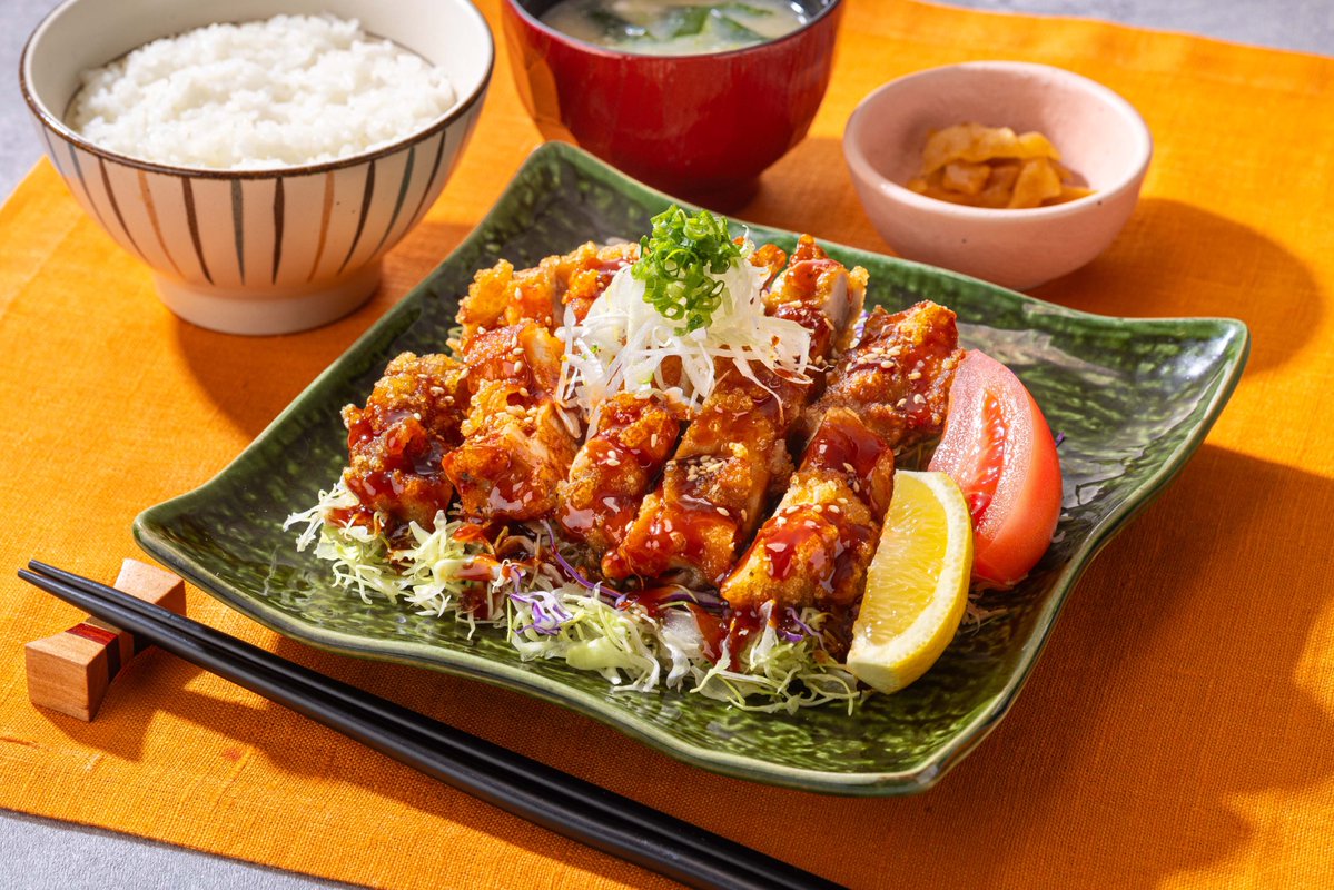 Ootoya_Gohan's tweet photo. 本場の“おいしい！”を定食で。🇰🇷✨
 
 あったか、旨辛、甘辛。気分で選べる韓国ごはん。

 ＼韓国食堂フェア開催／
 ・具だくさん豆乳タッカンマリ
 ・鉄板 辛味噌サムギョプサル
 ・甘辛コクだれのヤンニョムチキン
 ・韓国風のせご飯（ピリ辛ネギ玉ご飯／たたきマグロとおくらのピリ辛ユッケご飯）
 
 大戸屋流の韓国ごはん「KOREAN FAIR（韓国 食堂 맛있어요!）」を期間限定で本日から実施中です！
 
#大戸屋 #ランチ #韓国フェア #夜ごはん #定食 #ヤンニョムチキン