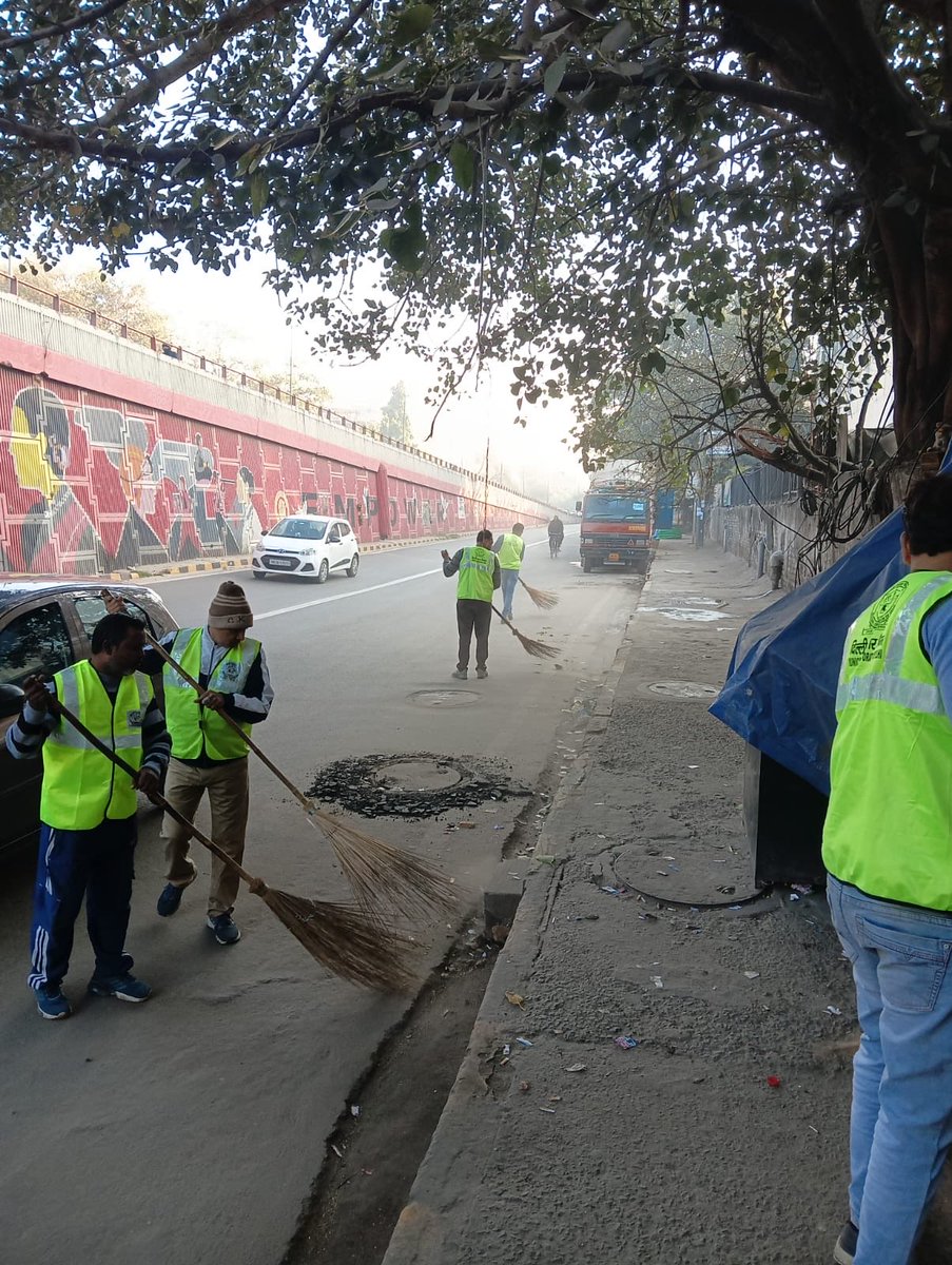 DCSOUTHZONE's tweet image. Early morning sweeping drive carried out to ensure clean and litter-free surroundings. 🧹

Team remained on ground to maintain hygiene and public convenience. #SwachhDelhi #MCDAction