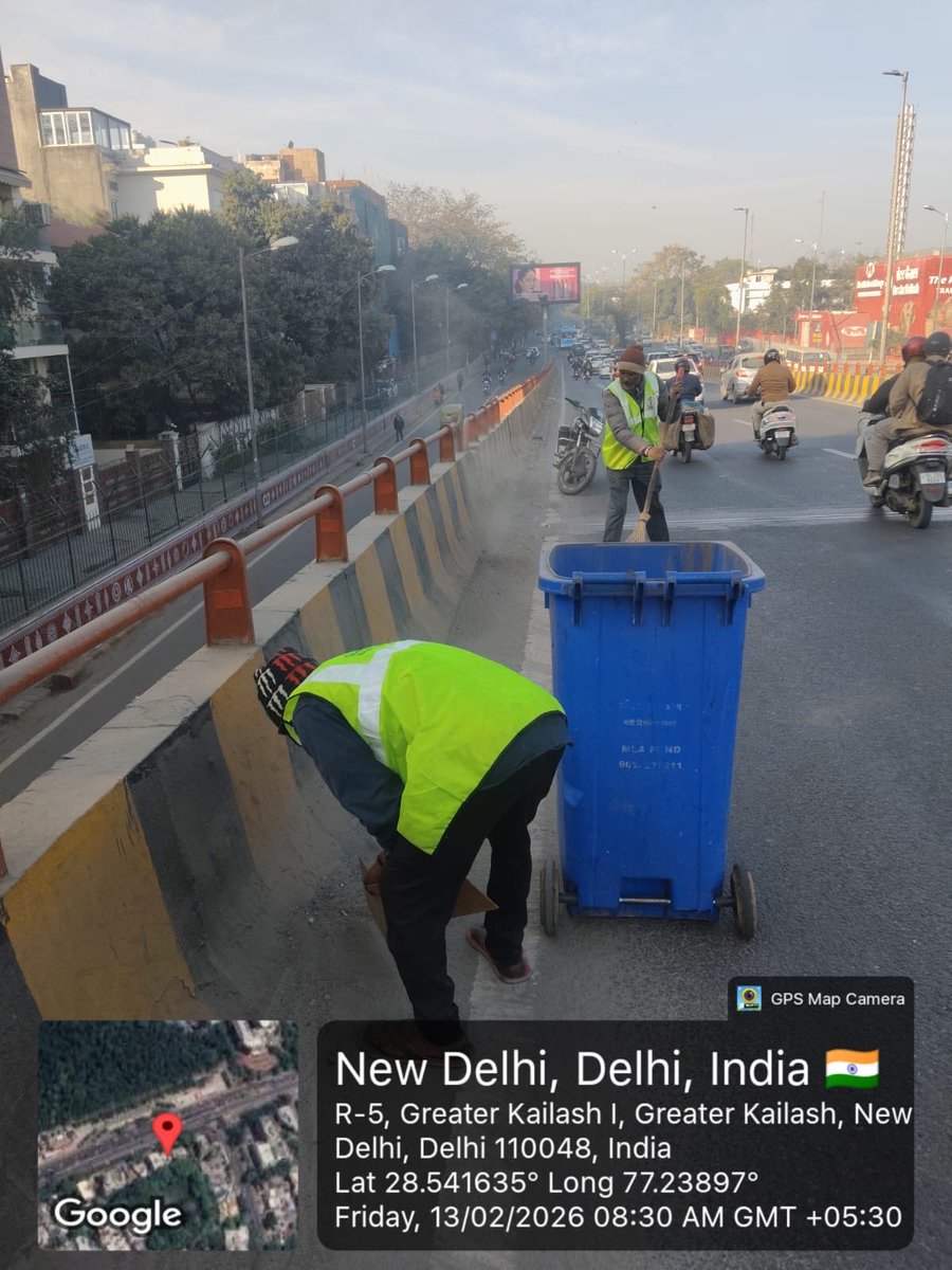 DCSOUTHZONE's tweet image. Early morning sweeping drive carried out to ensure clean and litter-free surroundings. 🧹

Team remained on ground to maintain hygiene and public convenience. #SwachhDelhi #MCDAction