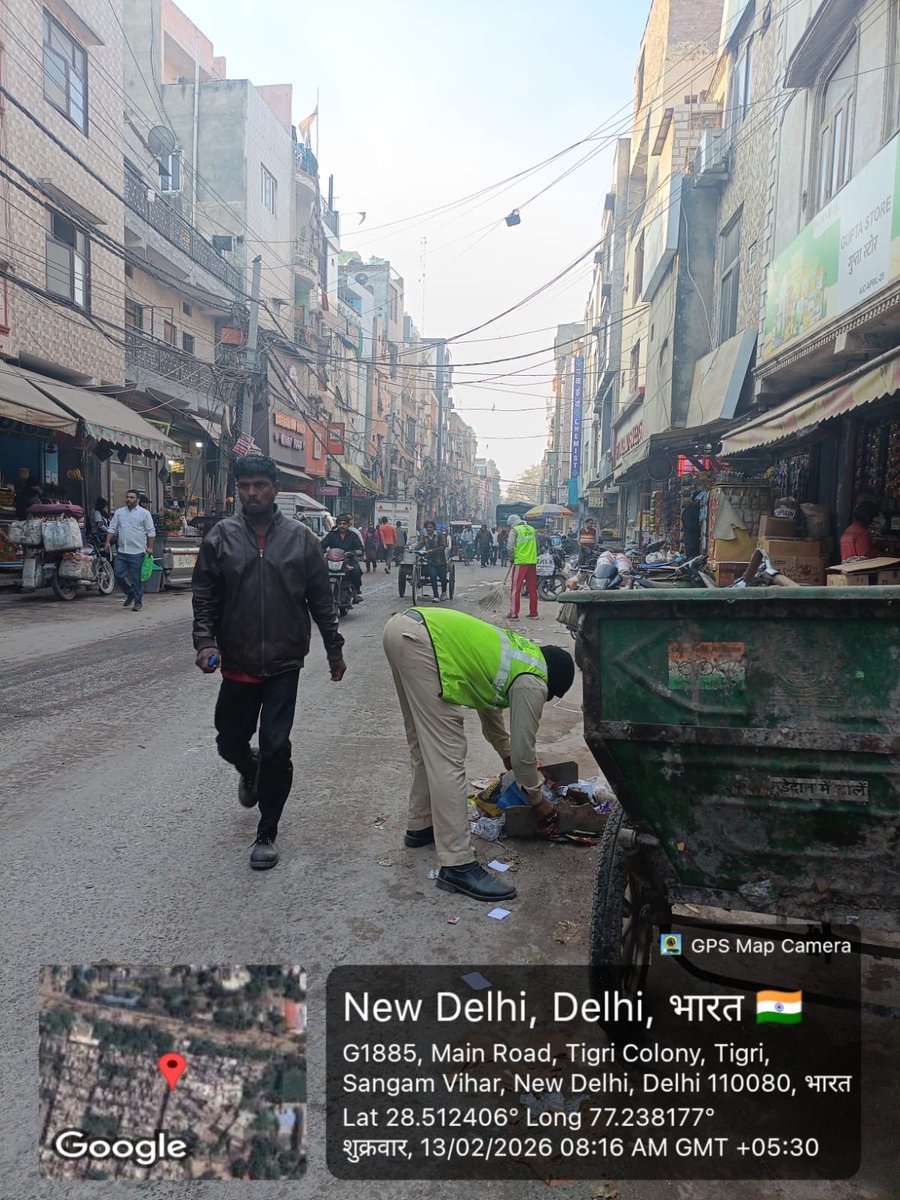 DCSOUTHZONE's tweet image. Early morning sweeping drive carried out to ensure clean and litter-free surroundings. 🧹

Team remained on ground to maintain hygiene and public convenience. #SwachhDelhi #MCDAction