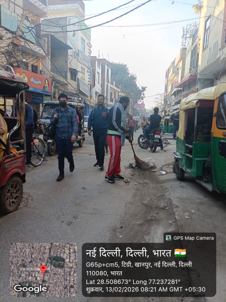 DCSOUTHZONE's tweet image. Early morning sweeping drive carried out to ensure clean and litter-free surroundings. 🧹

Team remained on ground to maintain hygiene and public convenience. #SwachhDelhi #MCDAction