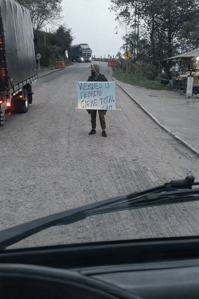 DOLLYXIOMARA's tweet photo. 🚧 Atención conductores:Este viernes 13 de febrero habrá cierre total de la vía #Pamplona – #Bucaramanga, sector El Aventino (#Mutiscua), desde primeras horas del día. La protesta se realiza por el mal estado de la vía y obras inconclusas.
⚠️ Programe su viaje con anticipación. https://t.co/SYJmbVQU0h