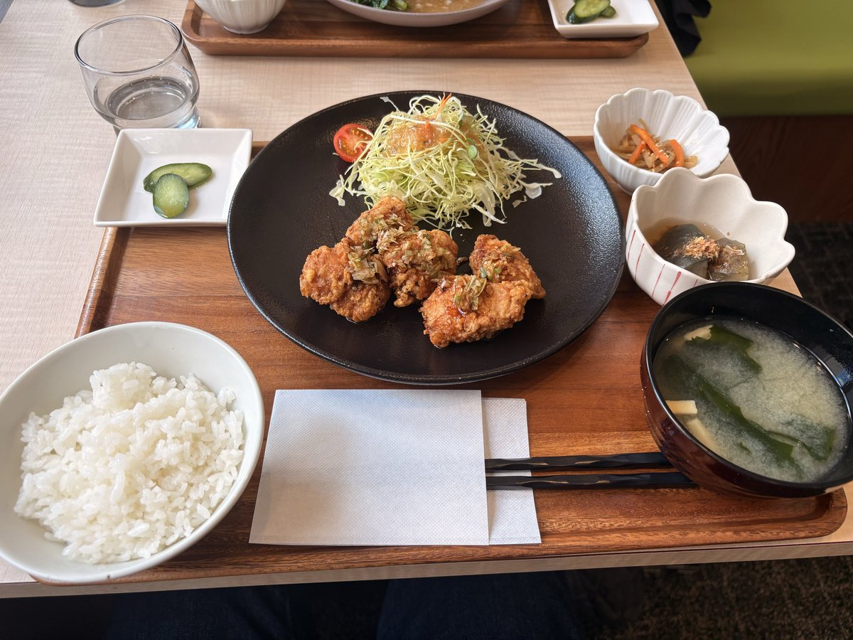 kattu41's tweet photo. 秋田駅前、クロッセ秋田2F カフェ・ラ・ドゥのランチ。ブラウブリッツ秋田サポの青パンさんの投稿で気になっていたので来てみました。
優しい味のランチ。油淋鶏は少しパンチがありました。
ゆったり時間を過ごせる素敵なお店でした
#ブラウブリッツ秋田
#信秋田一体
#カフェ・ラ・ドゥ
#次戦に備えて https://t.co/ouLYYQVKqv