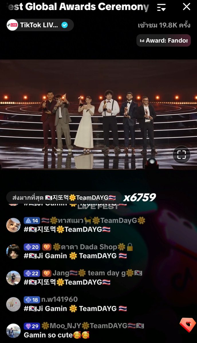 ท่ามกลางสูทสีเข้ม ก็มีดอกไม้ที่สวยที่สุดบานอยู่กลางเวทีดอกเดซี่Ji Gamin ที่เปล่งประกายหญิงสาวคนเดียวบนเวที ภูมิใจน้ำตาไหล

TIKTOK LIVE FEST 2025
#JiGaminVivaLasVegas 
#Jigamin지가민