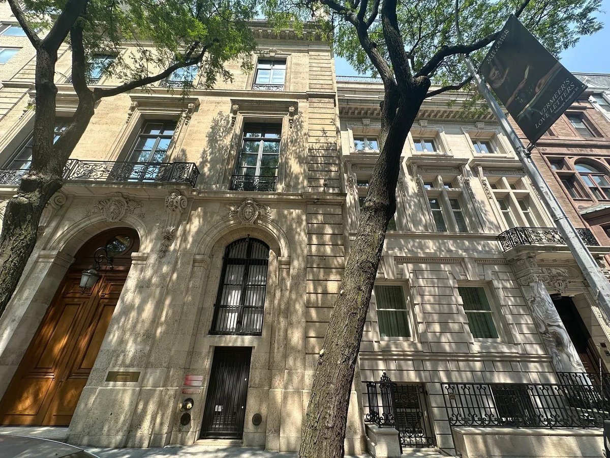 RedPencilScript's tweet image. On the left, 9 E. 71st Street: Jeffrey Epstein’s house

On the right, 11 E. 71st Street: Howard Lutnick’s house

Both owned by Leslie Wexner, both purchased in 1998.

Neighbors for 21 years.

But I digress…
#EpsteinFiles
