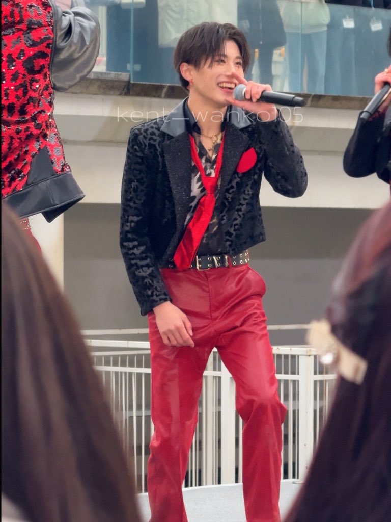 kent_wanko105's tweet image. 豊洲ﾘﾘｲﾍﾞで賢人の良い顔たくさん撮れた➰⭐️
歌って踊ってる姿がいっちばんｷﾗｷﾗしててだいすき
#龍宮城 #龍宮城リリイベ #米尾賢人 #KENT