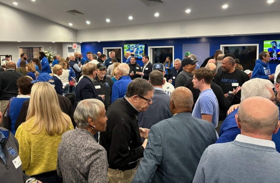vaughtsviews's tweet photo. Pretty cool that @CoachWillStein apparently hosted over 125 former @UKFootball players tonight from what I was told. @JJarmon99 introduced Stein who spoke about 10 minutes. UK staff worked the room chatting with all the former players. Kudos to @CoachWillStein for taking time to do this.