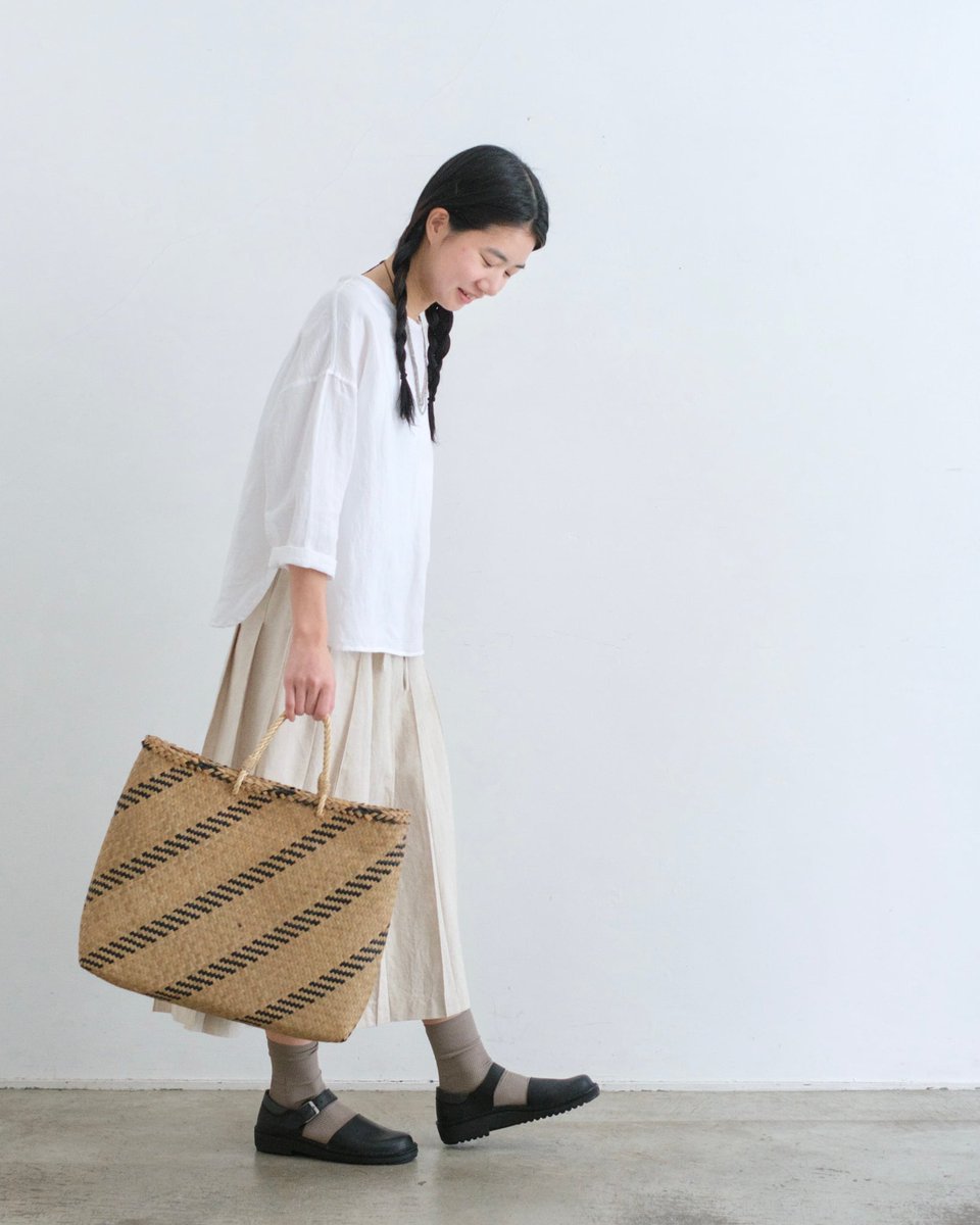 cholonshop's tweet photo. タイで買い付けたクラチュー製のフラットタイプのかごバッグを紹介します。大きめサイズでとても便利に使えます。無地と黒ライン柄の2タイプがあります。
https://t.co/Gctpl2jQQa
https://t.co/pgcTAd3s32
#cholon #チョロン #cholonチョロン #cholonshop #クラチュー #かごバッグ #手編み #タイ https://t.co/IXKKYH5Qlx