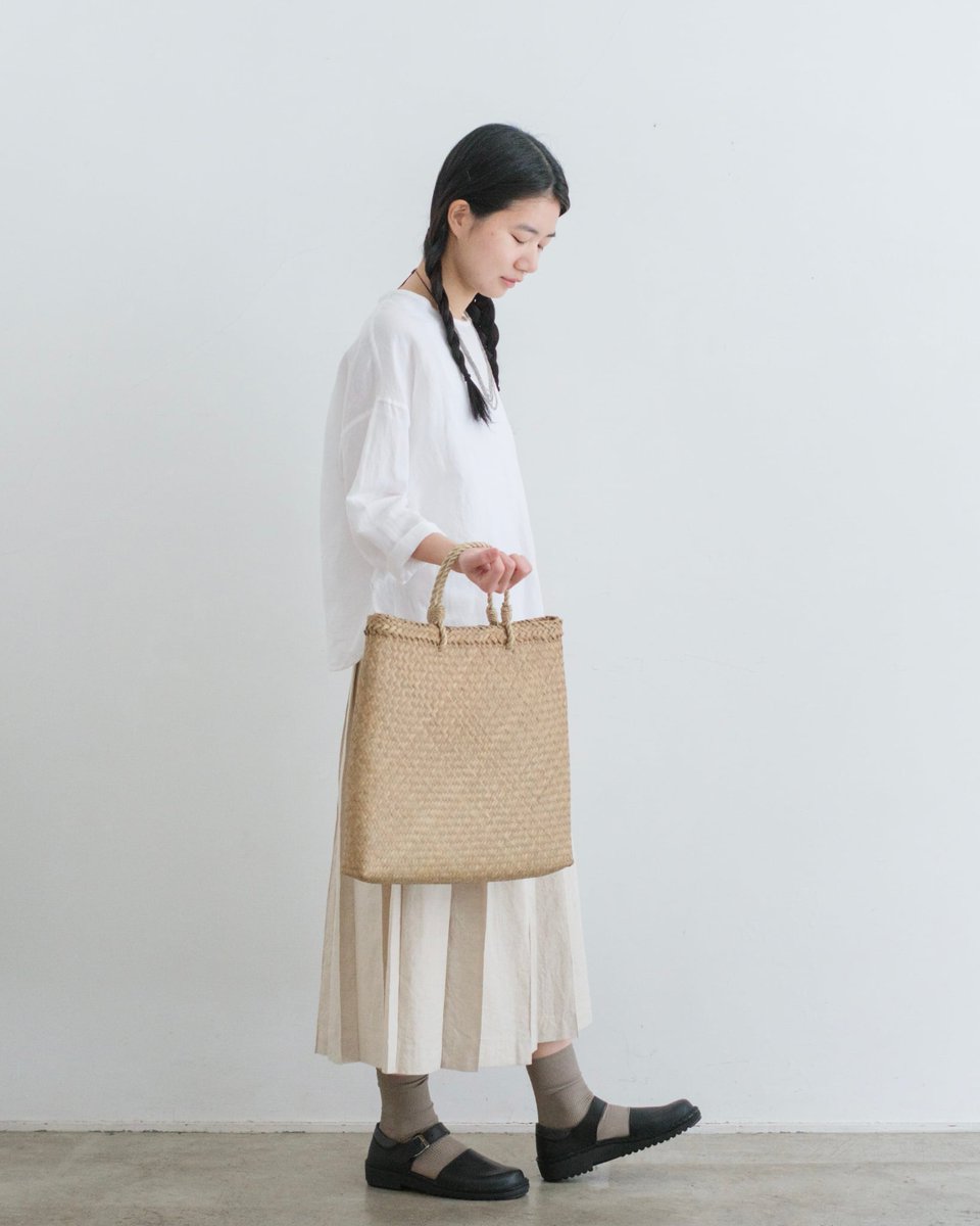 cholonshop's tweet photo. タイで買い付けたクラチュー製のフラットタイプのかごバッグを紹介します。大きめサイズでとても便利に使えます。無地と黒ライン柄の2タイプがあります。
https://t.co/Gctpl2jQQa
https://t.co/pgcTAd3s32
#cholon #チョロン #cholonチョロン #cholonshop #クラチュー #かごバッグ #手編み #タイ https://t.co/IXKKYH5Qlx