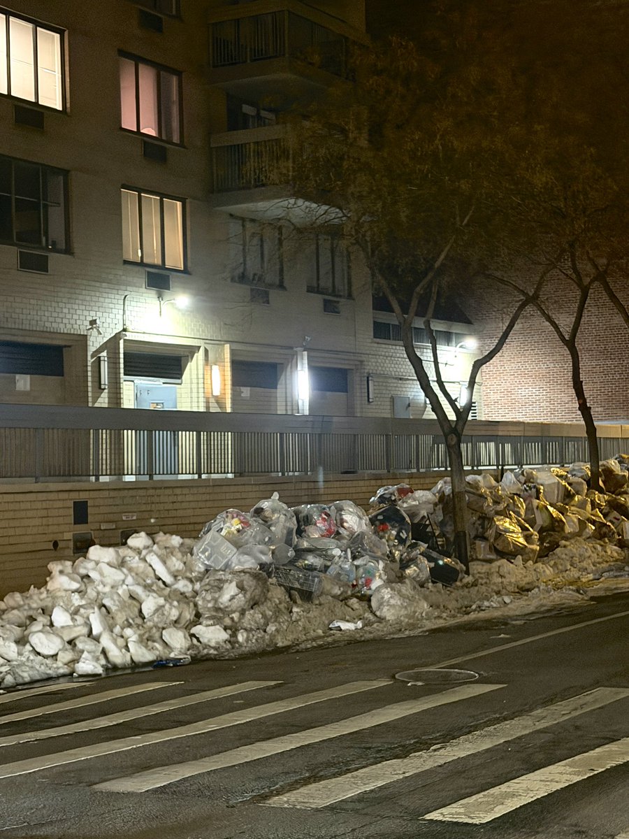 emilyraustin's tweet image. Walking around New York City has officially become disgusting🤮