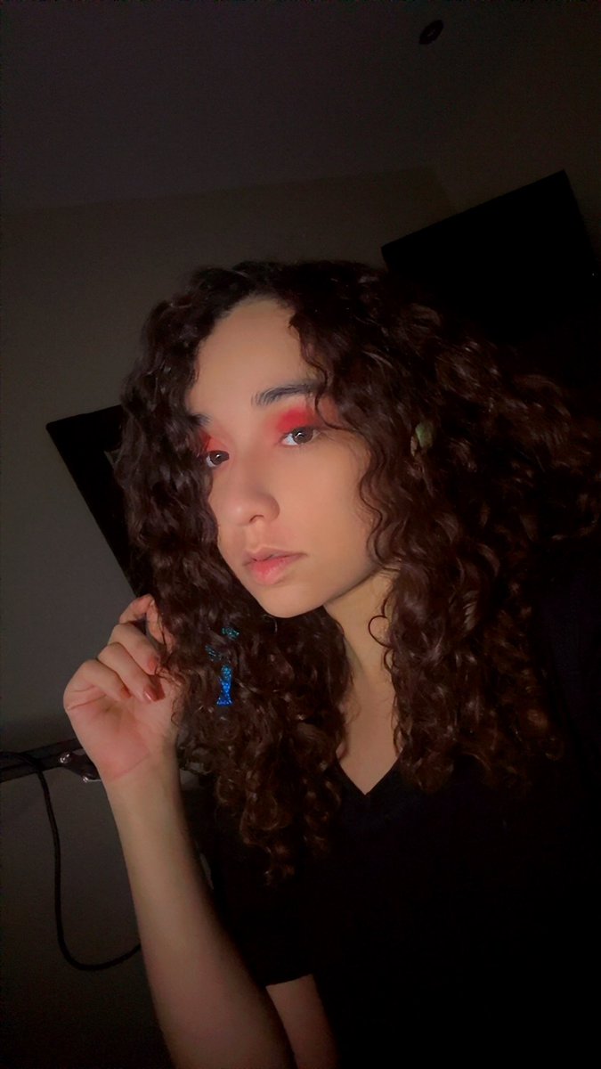 Live playing league of legends!!! twitch.tv/chaosqueenlizzy