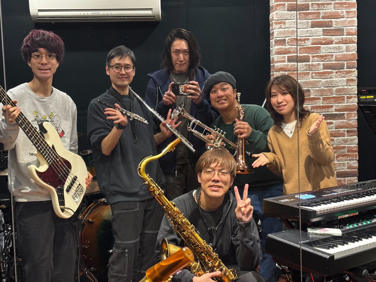 skyper02's tweet photo. 昨日は3月5日のライブのリハでした！
4時間ずっと楽しかった🤣
みなさん是非聴きにいらしてください！
ホクホクで帰宅出来る事を保証します😙 https://t.co/Ngii1u8xhQ