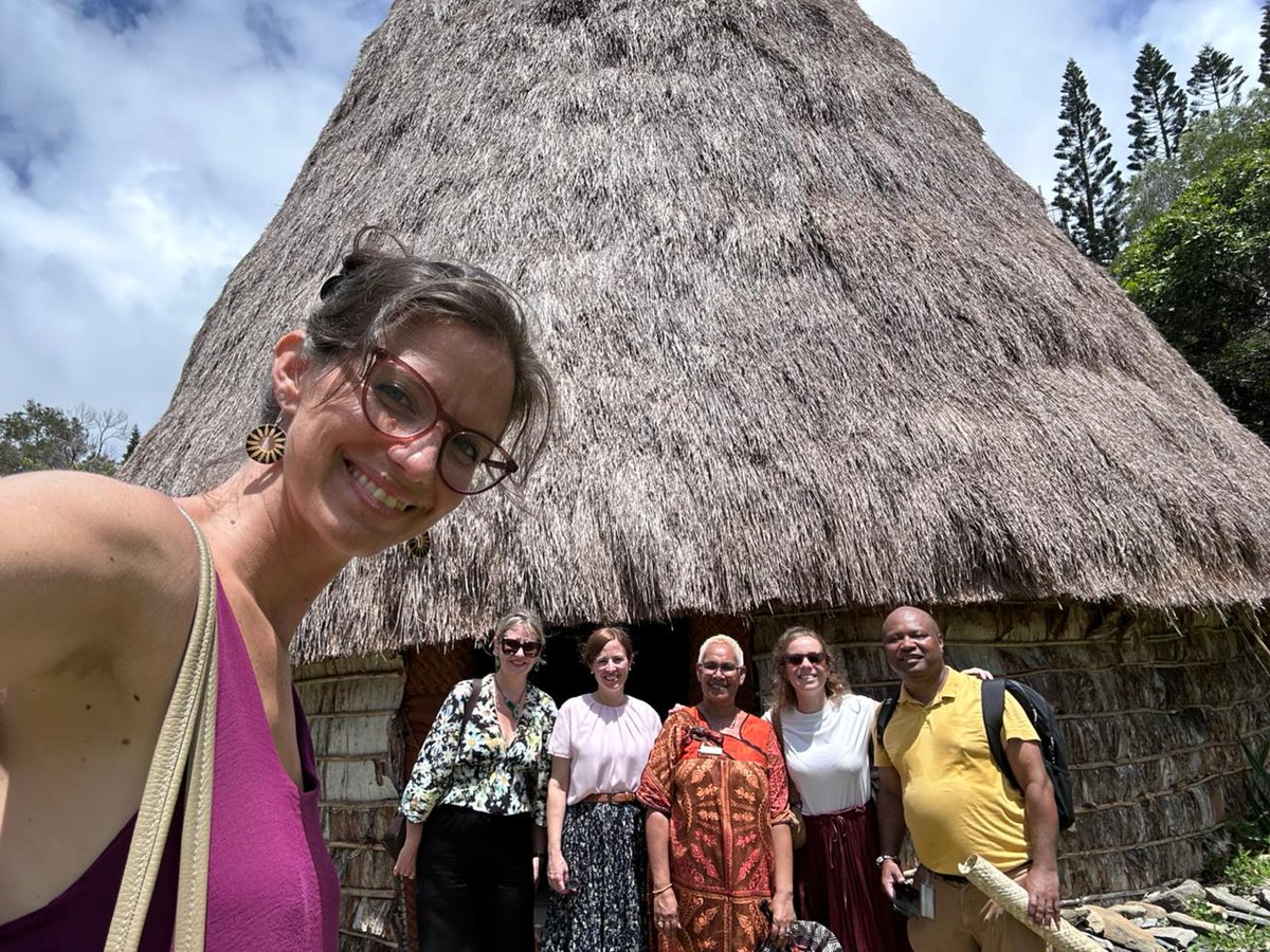 C’est toujours un plaisir de visiter le Centre culturel Tjibaou - ce centre emblématique, qui se distingue par son architecture unique et ses expositions d’une grande qualité.

Avec mon équipe, j'ai rencontré le Directeur général du Centre, Monsieur Weniko Ihage. Nous avons