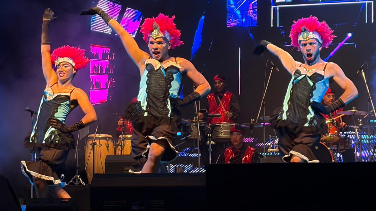 coladoscarnaval's tweet photo. Así pasaba Revista Carambola por su segunda rueda en el Teatro de Verano👇🏻

#ElVerdaderoCarnaval lo vivs por Colados🚛 https://t.co/G3LDcACX1B