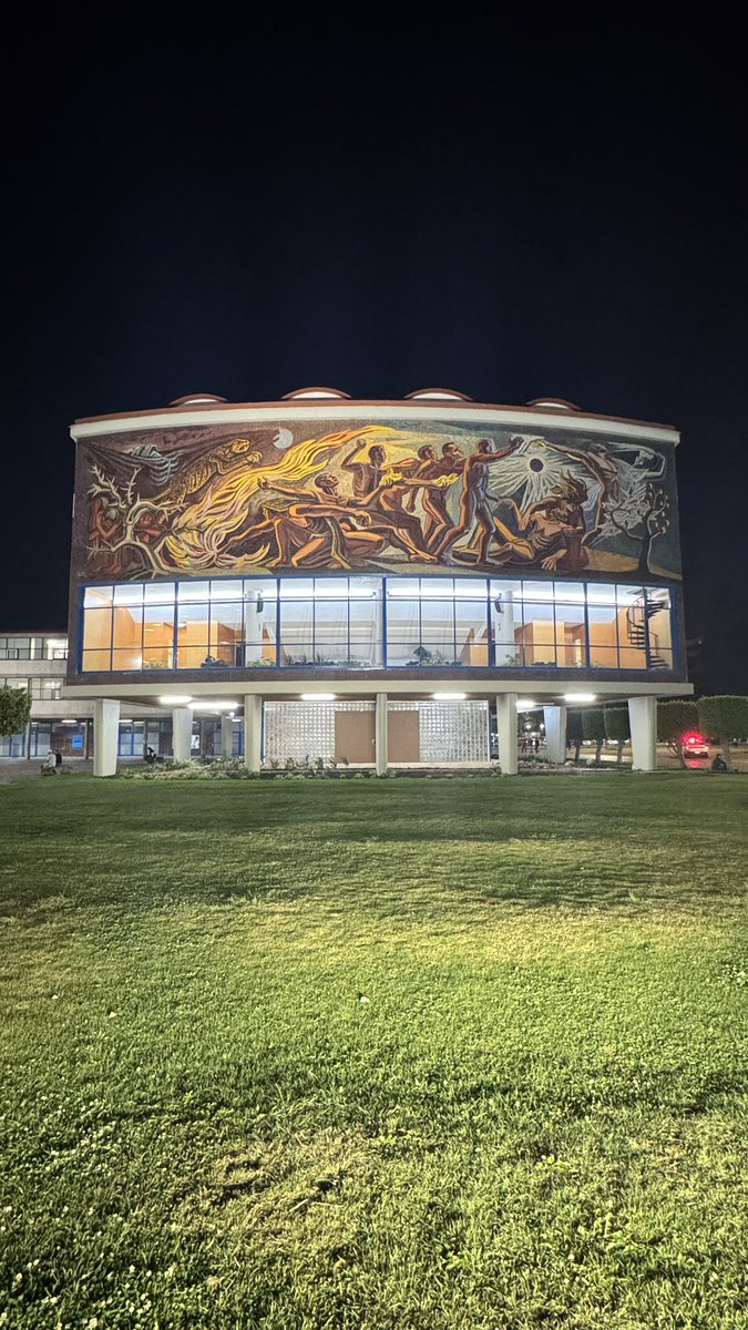 En el posgrado de derecho <a href="/DerechoUNAMmx/">Facultad de Derecho</a> hoy analizamos el famoso caso Marbury vs. Madison (1803), en donde se delinearon los fundamentos lógicos de la supremacía, no sólo de la Constitución sobre las leyes, sino del poder que constituye (y no del que reforma) por encima de